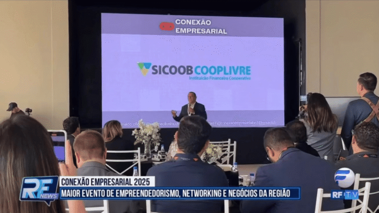 Sicoob Cooplivre em destaque no palco do Conexão Empresarial durante edição anterior do evento.