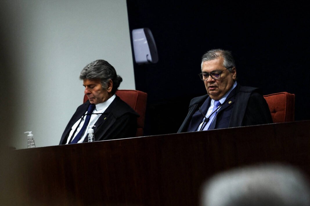 Os ministros do STF Luiz Fux (à esquerda) e Flávio Dino durante a fase final do julgamento do ex-presidente Jair Bolsonaro, que posteriormente foi condenado pela trama golpista