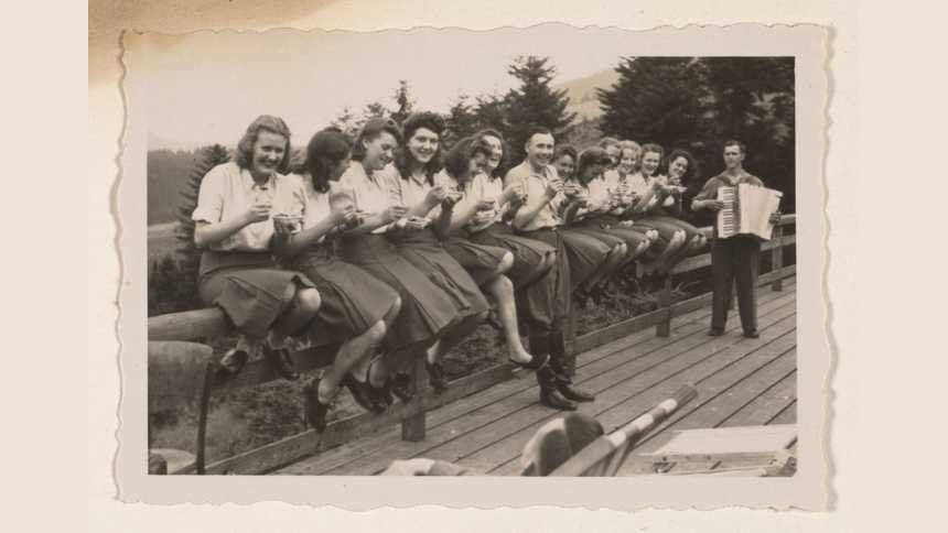 O álbum de fotografias de Auschwitz que esconde o terror por trás dos sorrisos