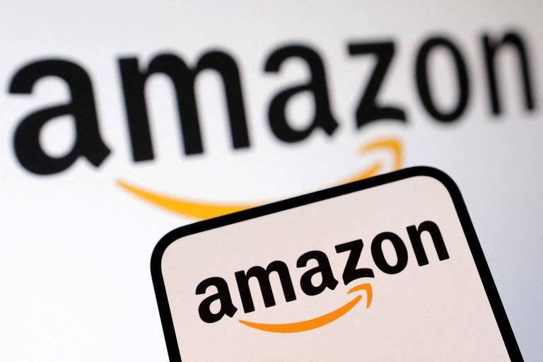 Logotipo da Amazon com texto preto e seta curva laranja formando um sorriso, exibido em duas superfícies, uma maior ao fundo e outra menor em primeiro plano.