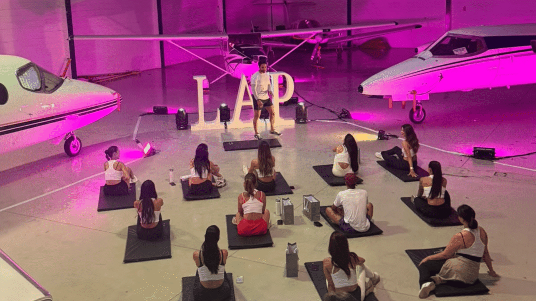 Participantes da LAP Experience realizam treino funcional em hangar com aeronaves em Campinas.
