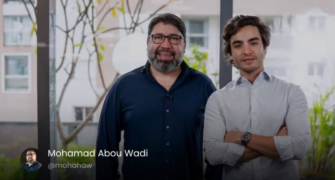 Mohamad Abou Wadi ao lado de executivo da PIB Education em ambiente corporativo.