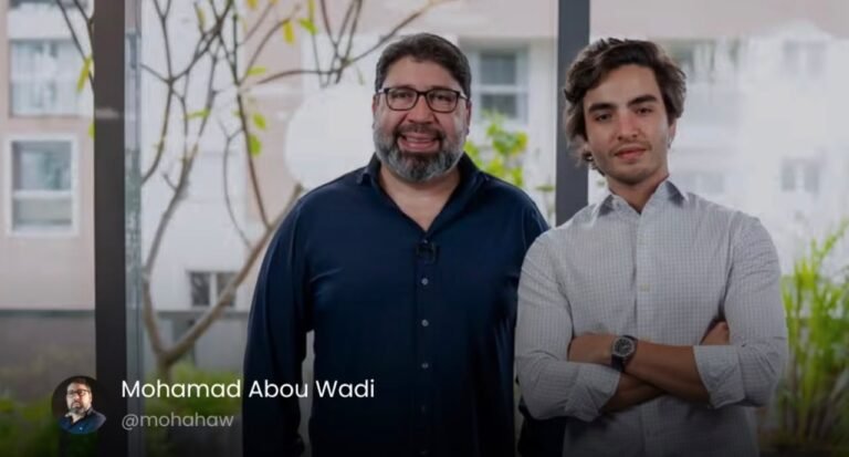 Mohamad Abou Wadi ao lado de executivo da PIB Education em ambiente corporativo.